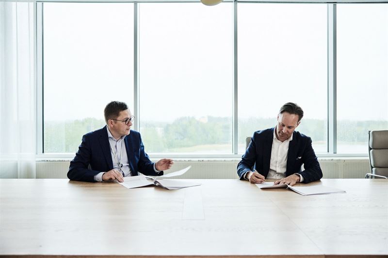 Photo: Sami Jauhiainen, Vice President, Business Development at Neste and Tuukka Seppä, Managing Director and Senior Partner at Boston Consulting Group signing the agreement