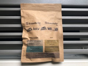 © Fraunhofer Ein Siegelbeutel aus Papier mit der Beschichtung auf der Innenseite. Nach der Nutzung landet die Verpackung mit den bioaktiven Materialien in der Altpapiertonne.
