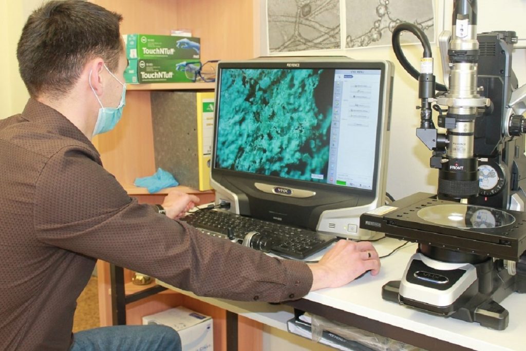 Under the digital light microscope, Dr. Iarsolav Petrenko examins the structure of the atacamite spongin. Photo: TU Bergakademie Freiberg