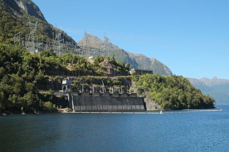 (Foto: Manapouri Power Station am Manapouri-See, mit 800 MW Leistung Neuseelands größtes Wasserkraftwerk – © Pseudopanax in Wikipedia auf Englisch – eigenes Werk, gemeinfrei, commons.wikimedia.org)