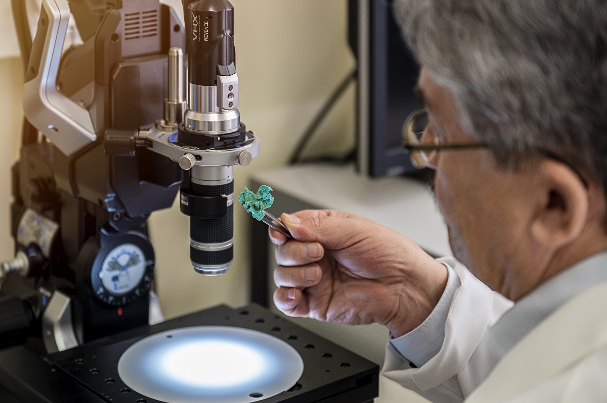 Prof. Hermann Ehrlich looks at a piece of the new material. Photo: TU Bergakademie Freiberg / C. Mokry