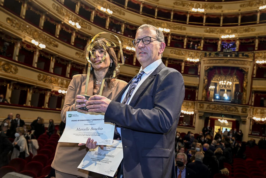 Prof. Dr. Marcella Bonchio, Prof. Dr. Dr. h.c. Markus Antonietti bei der Verleihung des Preises „Lombardia è Ricerca“ in der Mailänder Scala