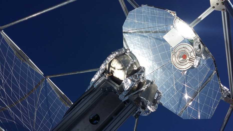 Der der Sonne nachgeführte Parabolreflektor liefert konzentriertes Sonnenlicht an einen Solarreaktor (über den Sekundärreflektor gesehen), der aus der Luft extrahiertes CO2 und Wasser in ein Synthesegasgemisch umwandelt, das wiederum zu Drop-​in-Treibstoffen wie Kerosin verarbeitet wird (Bild: ETH Zürich)