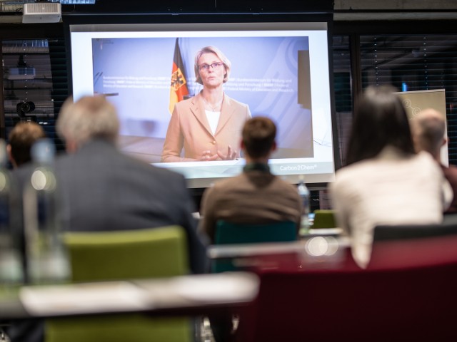 Anja Karliczek, geschäftsführende Leiterin des Bundesministeriums für Bildung und Forschung (BMBF), wandte sich mit einer Video-Botschaft an die Teilnehmenden. © Fraunhofer UMSICHT/Mike Henning