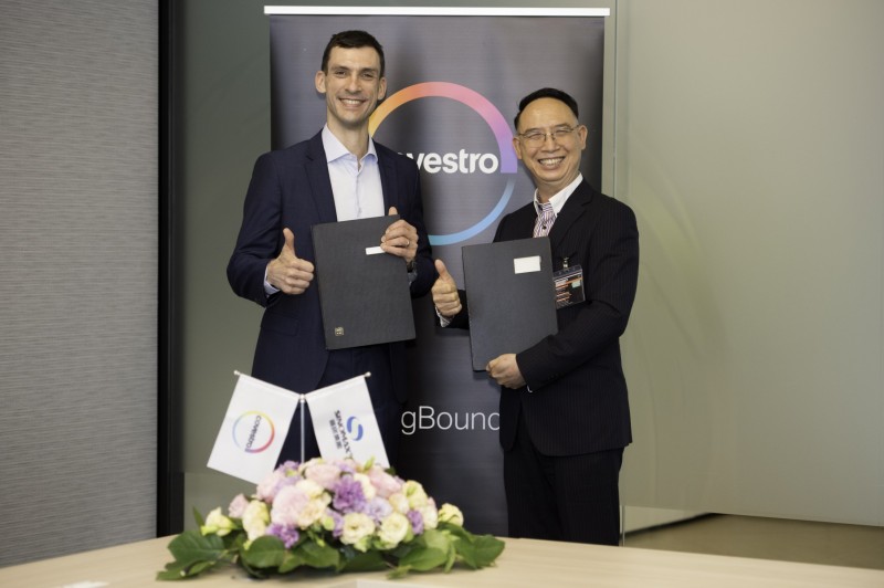 Marius Wirtz, Head of Sales im Segment Performance Materials bei Covestro in der Region Asien- Pazifik (l.), und Sinomax-Vorsitzender Frankie Lam freuen sich über ihre neue geschäftliche Vereinbarung. 