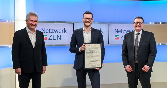 Niclas Beutler von Nature Compound erhielt die Auszeichnung von NRW-Innovationsminister Prof. Dr. Andreas Pinkwart und dem Vorsitzenden des Netzwerk ZENIT e.V. Thomas Eulenstein