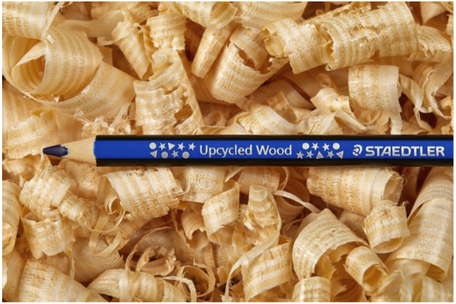 Für die Produktion der Stifte Made from Upcycled Wood ließ sich STAEDTLER vom Upcycling inspirieren und wertet Holzspäne aus der deutschen Holzindustrie zu Bunt- und Bleistiften auf.