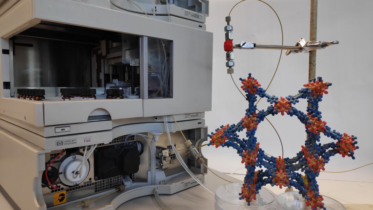 3D-Modell eines MOF vor dem Enzym-MOF-Durchflussreaktor im Labor am Institut für Funktionelle Grenzflächen des KIT.