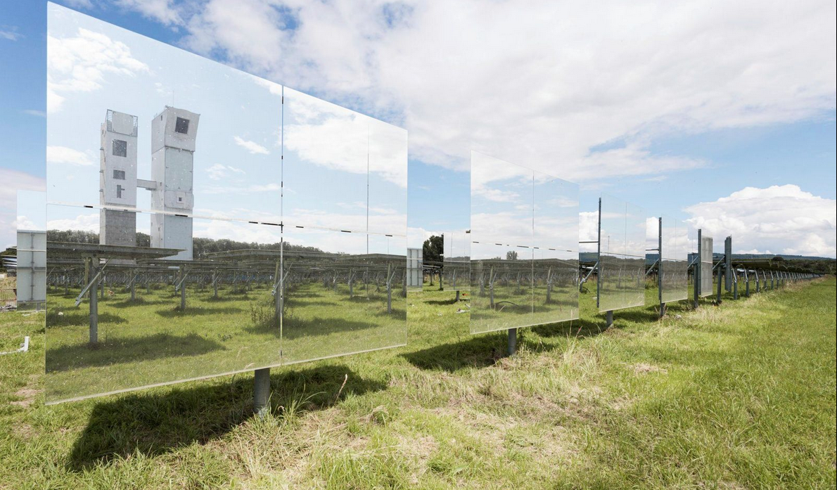 n einem Spiegel sind die beiden Solartürme der Testanlage in Jülich zu sehen