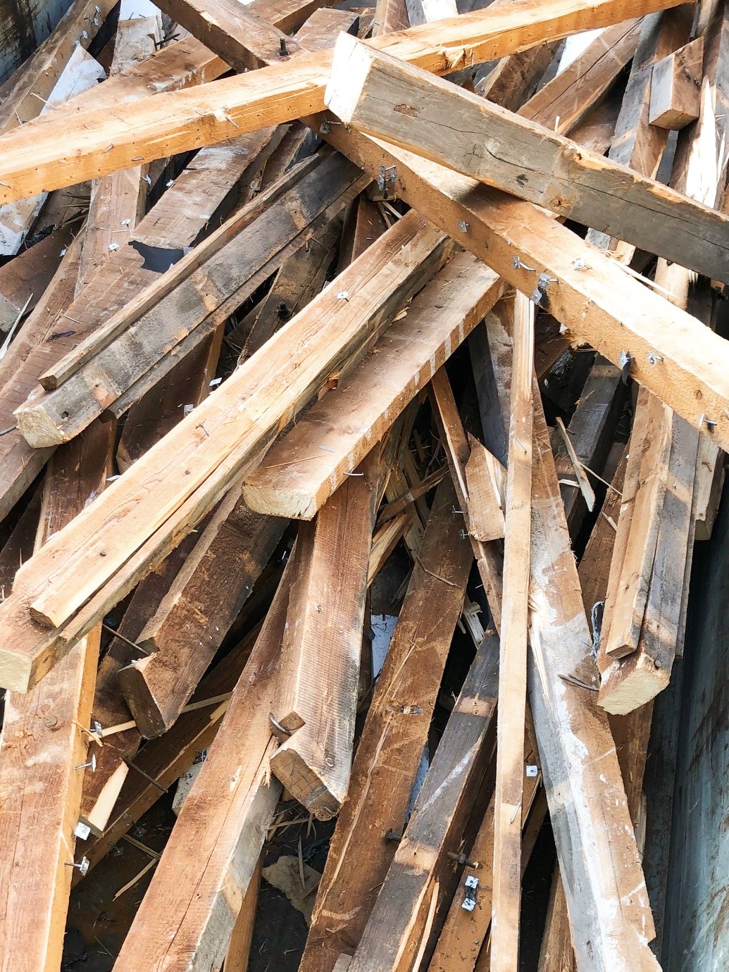 Mit Holzschutzmitteln behandeltes Altholz aus dem Außenbereich muss derzeit in genehmigten Großkraftwerken verbrannt werden.