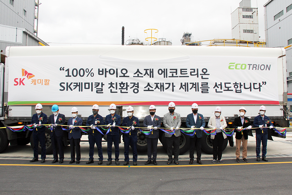 SK chemicals members are taking a photo to commemorate their first shipment of Biopolyol ECOTRION