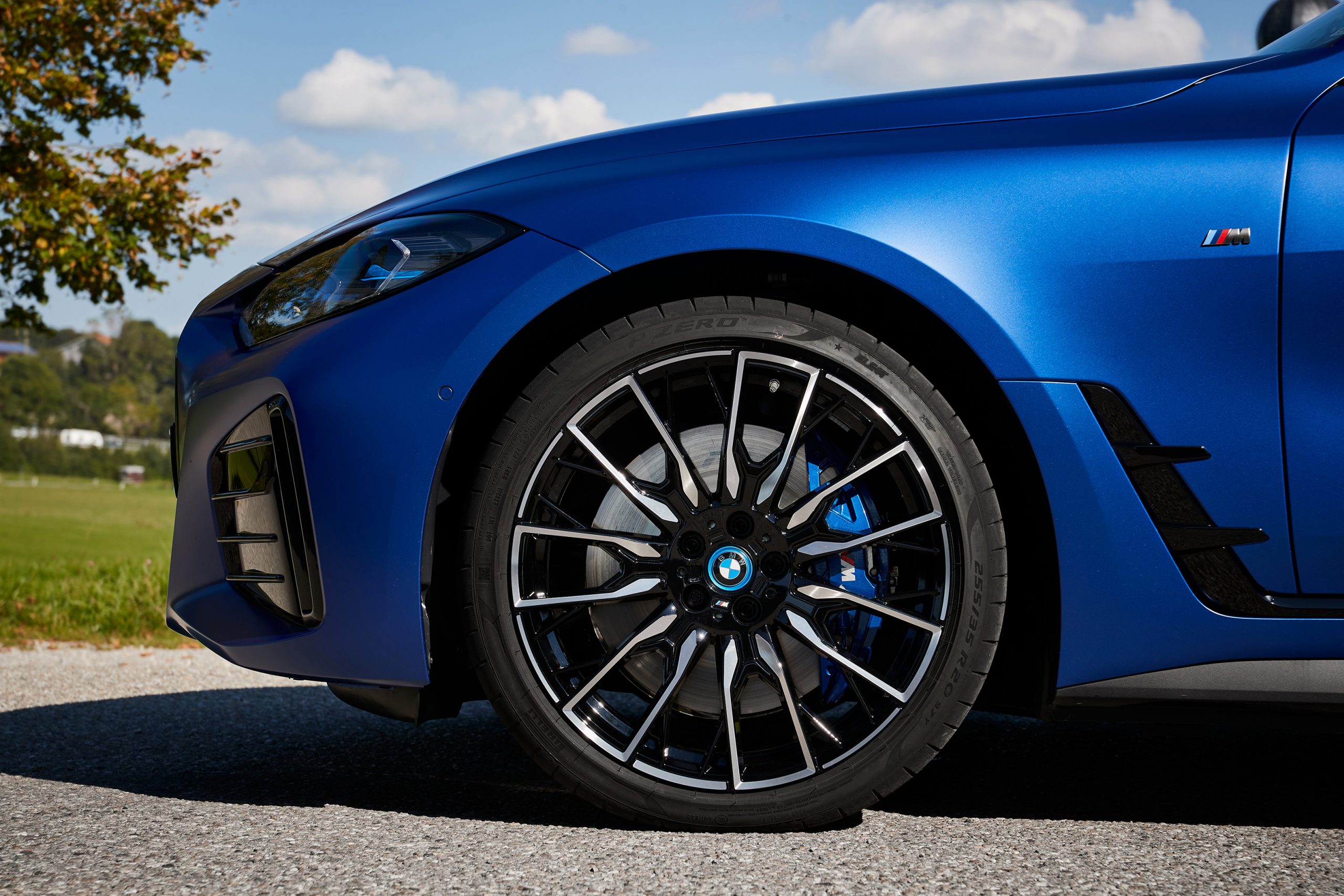 Der matte Klarlack des neuen BMW i4 M50 in Frozen Portimao Blue wurde ohne fossile Rohstoffe hergestellt und basiert auf organischen Abfällen