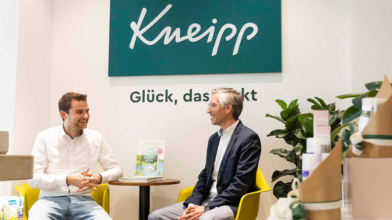 Julian Reitze, Gründer von Rezemo (links) und Philipp Keil, Head of Packaging Materials Management bei Kneipp (rechts), haben sich zum Ziel gesetzt, biobasierte Kosmetikverpackungen aus Sägespäne zu entwickeln.