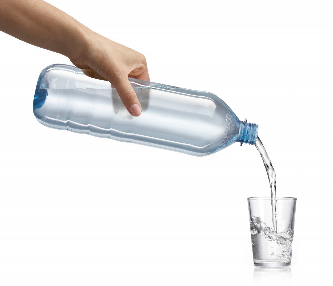 Die mit ALPLA entwickelte PET-Mehrwegflasche wiegt gerade einmal 55 Gramm und ist rund 90 Prozent leichter als die Mehrwegvariante aus Glas. 