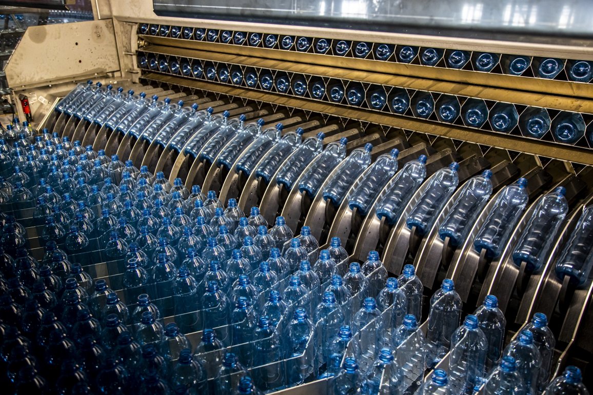 ALPLA-Vöslauer_Mehrweg-Waschanlage  Die hochwertige PET-Mehrwegflasche bleibt mit mindestens zwölf Umläufen geschätzte drei bis vier Jahre im Einsatz.