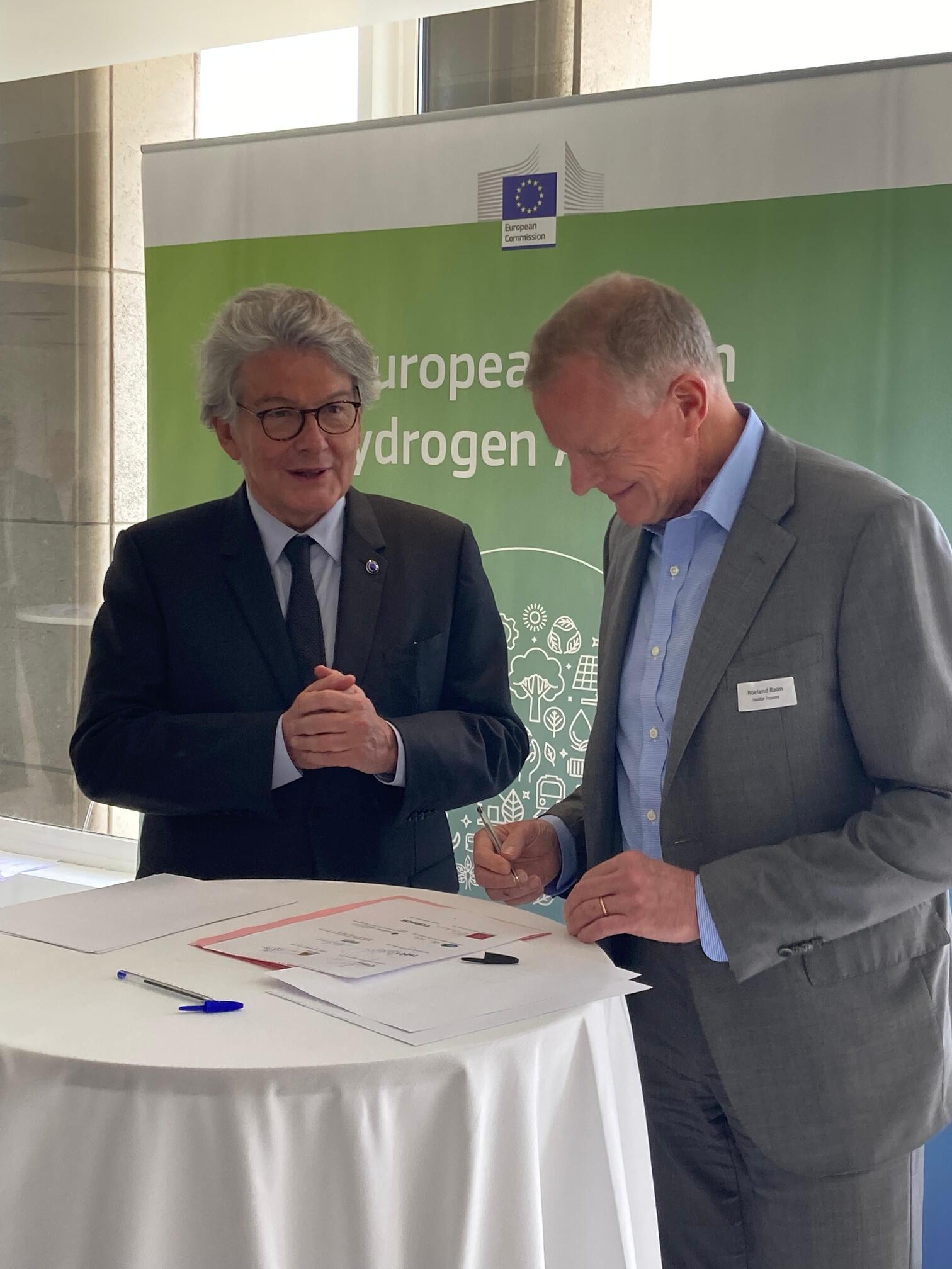 Roeland Baan, CEO of Topsoe (right), together with Thierry Breton, Commissioner for the Internal Market, when signing the joint declaration.