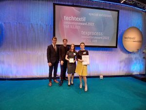 Patrick Engel (STFI), Caspar Böhme (Sumo), Ilka Kaczmarek und Dr. Marina Crnoja-Cosic (beide KF) (v.l.n.r.) nehmen den Techtextil Innovation Award entgegen