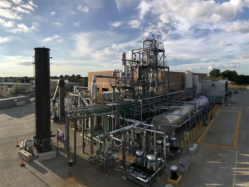 Kunststoffverflüssigungsanlage im industriellen Maßstab von Alterra Energy in Akron, Ohio.