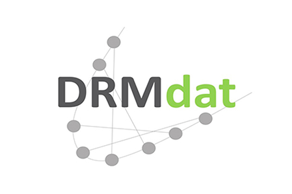 Das Logo von DRMdat lehnt sich an den vielen Stationen der Holzbereitstellungskette an.
