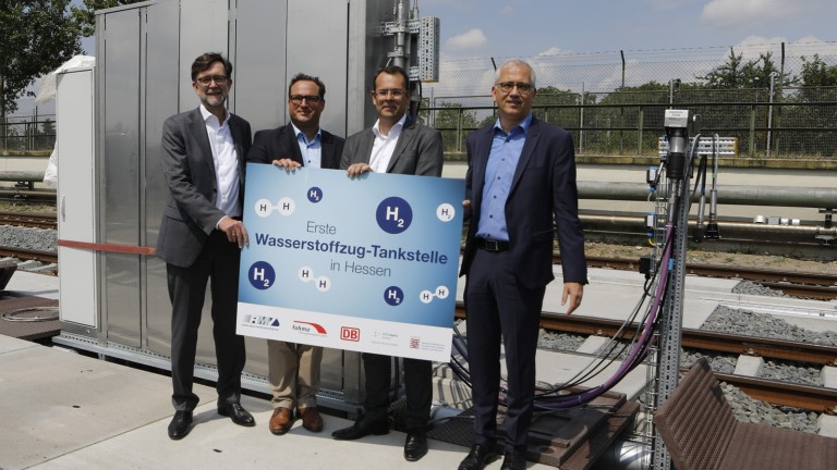 Der hessische Wirtschafts- und Verkehrsminister Tarek Al-Wazir, Infraserv-Geschäftsführer Dr. Joachim Kreysing, RMV-Geschäftsführer Dr. André Kavai und Dr. Jörg Sandvoß, Vorstandsvorsitzender der DB Regio AG (von rechts), an der ersten hessischen Wasserstoff-Tankstelle für Züge.