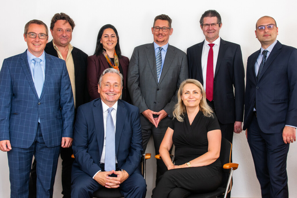 The new Board of European Bioplastics (from left to right): Erwin Lepoudre (Kaneka), Franz Kraus (Novamont), Afsaneh Nabifar (BASF SE), Lars Börger (Neste), Stefan Barot (BIOTEC), Paolo La Scola (TotalEnergies Corbion) and (sitting): Peter von den Kerkhoff (Covation Biomaterials LLC), Mariagiovanna Vetere (NatureWorks), and Patrick Zimmermann (FKuR, not on the picture)