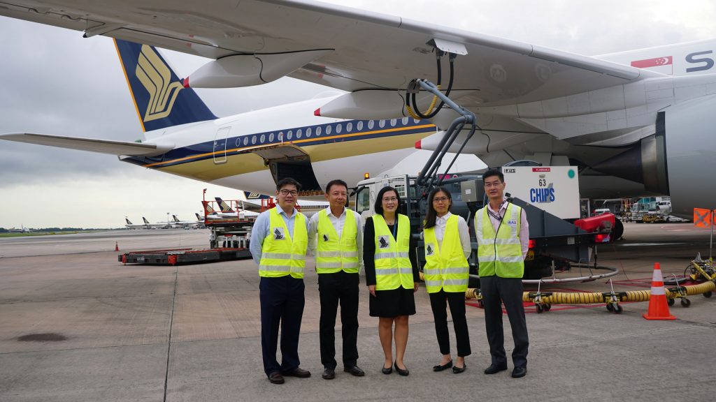 Representatives from CAAS, SIA, Temasek, ExxonMobil and Neste at the uplifting of blended SAF onto SIA aircraft