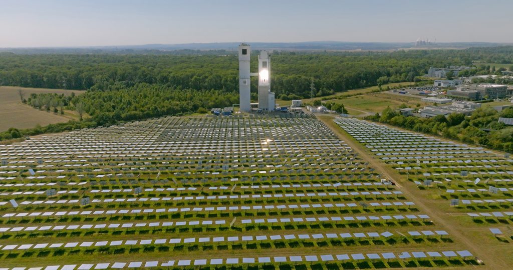 Synhelion produziert erstmals weltweit solares Synthesegas mit dem Multifokus-Solarturm des Deutschen Zentrums für Luft- und Raumfahrt