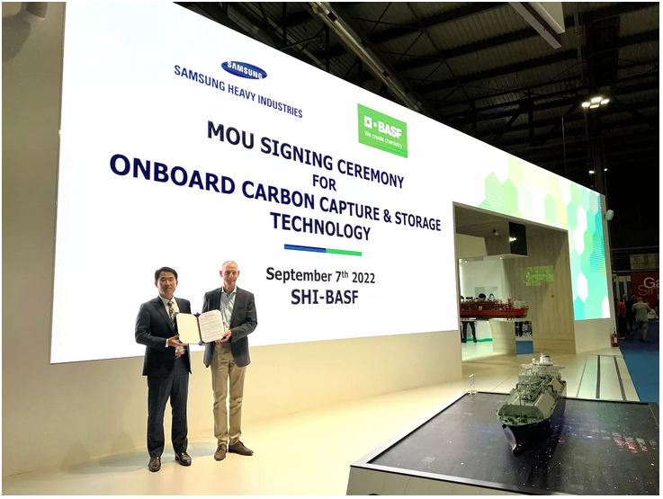 Youngkyu Ahn (links), Leiter Shipbuilding Sales Engineering bei Samsung Heavy Industries, und Andreas Northemann, Global OASE Gas Treatment bei BASF, kooperieren auf dem Gebiet der CO2-Abtrennung an Bord von Schiffen bei der Messe Gastech in Mailand.