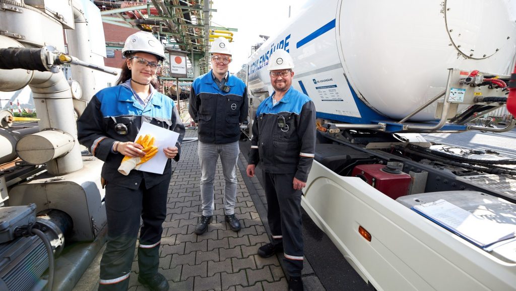 Inspection and acceptance of the delivery, from left to right: Katharina Rudel, Chemical Technician Covestro; Marcus Ney, Plant Manager Covestro; René Theisejans, Production Expert Covestro.