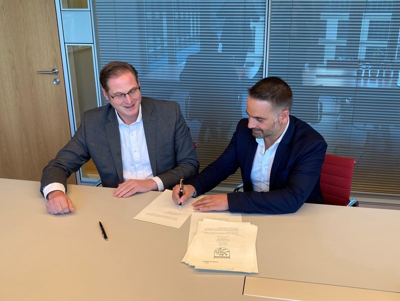 Matthijs Beijk (LyondellBasell) and Kai Hoyer (23 Oaks Investment) sign the agreement to form Source One Plastics
