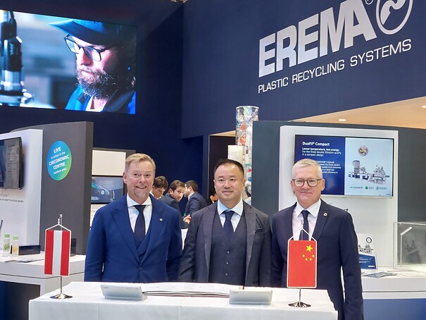 Manfred Hackl (EREMA Group) and Frank Liu (INTCO) signed the strategic partnership at K2022