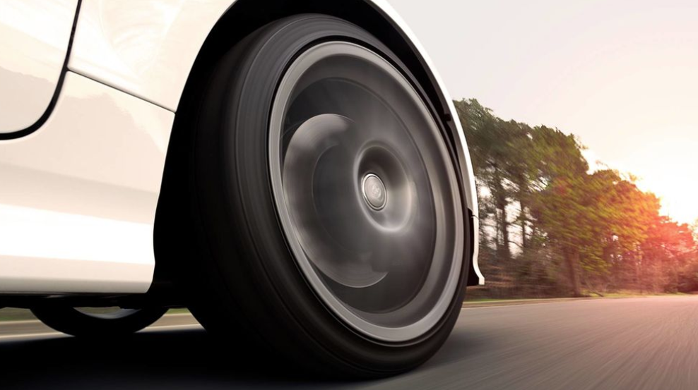 ULTRASIL® Silica von Evonik ist eine Schlüsselkomponente für kraftstoffeffiziente "grüne Reifen". Das erste ULTRASIL® mit einem um 30% reduzierten CO2-Fussabdruck wird Reifenherstellern helfen, ihre Nachhaltigkeitsziele zu erreichen