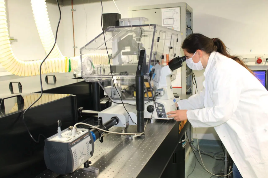 First author Anja Ramsperger M.Sc. uses a fluorescence microscope to study the cellular uptake of microplastic particles from fresh or salt water 