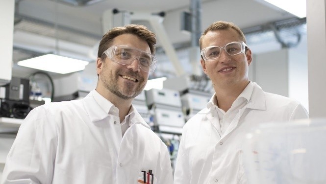 Dr. Gernot Jäger (pictured on the left) heads the Biotechnology Competence Center at Covestro, which was established four years ago. The new junior research group for enzyme catalysis funded by the German Federal Ministry of Education and Research is headed by Dr. Lukas Reisky. 