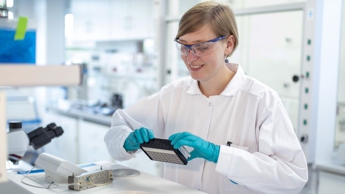 Dr. Lena Schaffert im neuen Laboratorium des Biotechnologie-Kompetenzzentrums.
