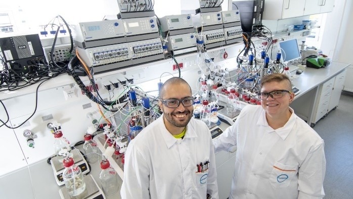 At the Biotechnology Competence Center, experts such as Muhammed Demiral and Melanie Prinz conduct research into producing the basic chemical aniline from plants, among other things.