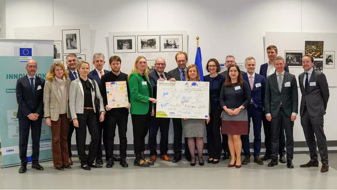 Representatives from Perstorp, Uniper and Cinea after the officially sign of the agreement  Vereinbarung granting the project support from the Innovation Fund Förderung of Project Air, to develop solutions for the European chemicals industry to become carbon-neutral.