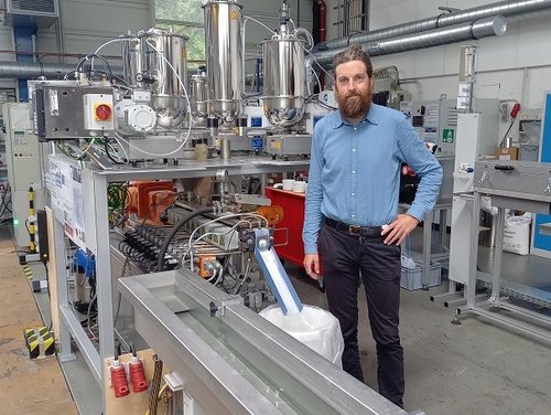 Dr. Boris Marx bei der Herstellung von PLA-Blend mit Stereokomplex-Kristallstruktur im Faserinstitut Bremen 