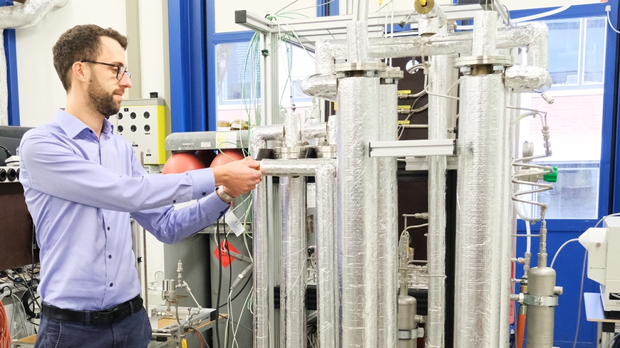 Florian Kiefer, project manager for sorption-enhanced methanation, next to the test plan
