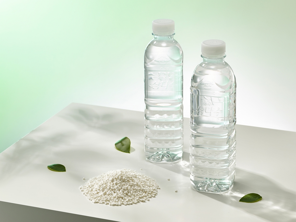 Water bottles made from chemically recycled BHET and chemically recycled PET 