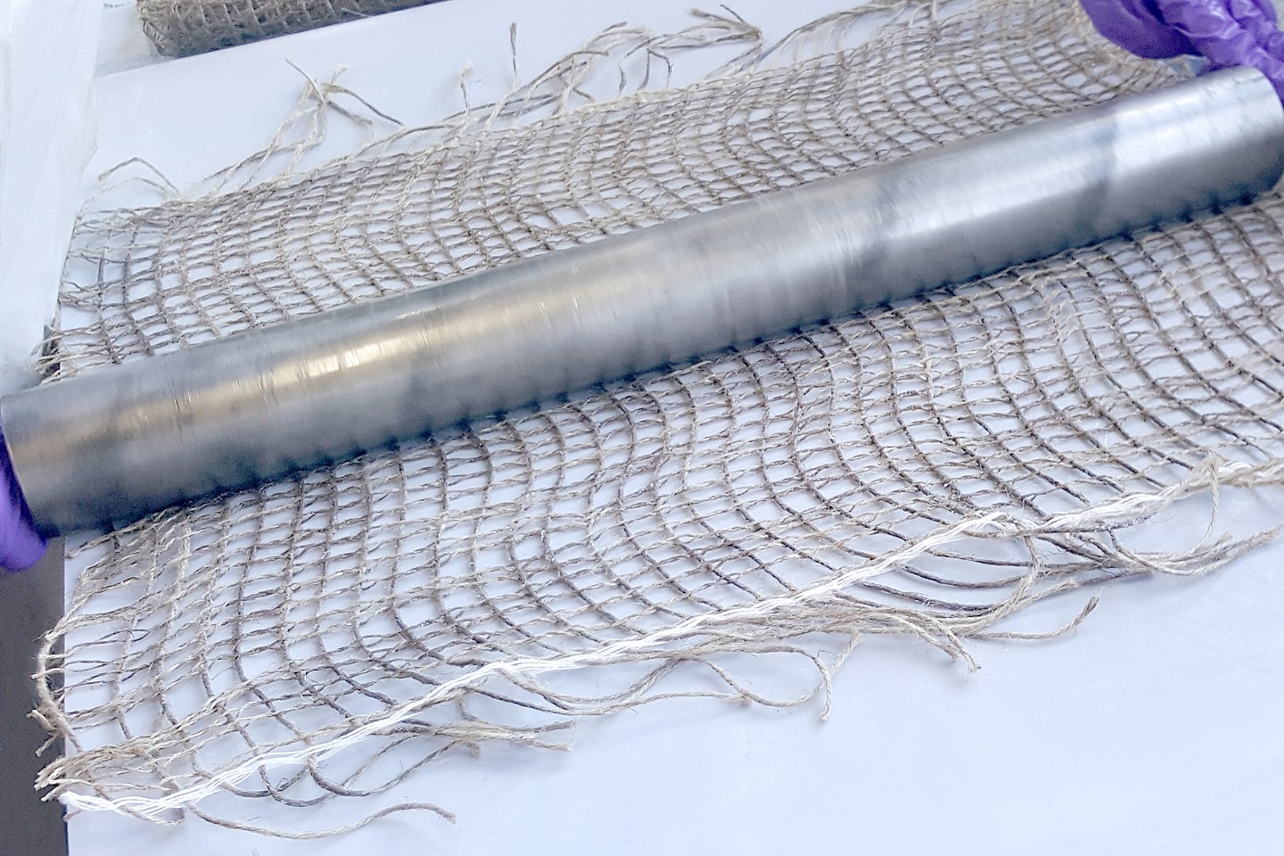 At the Fraunhofer WKI, researchers have developed a flax leno fabric with a bio-based coating as the foundation for a natural-fiber reinforcement.