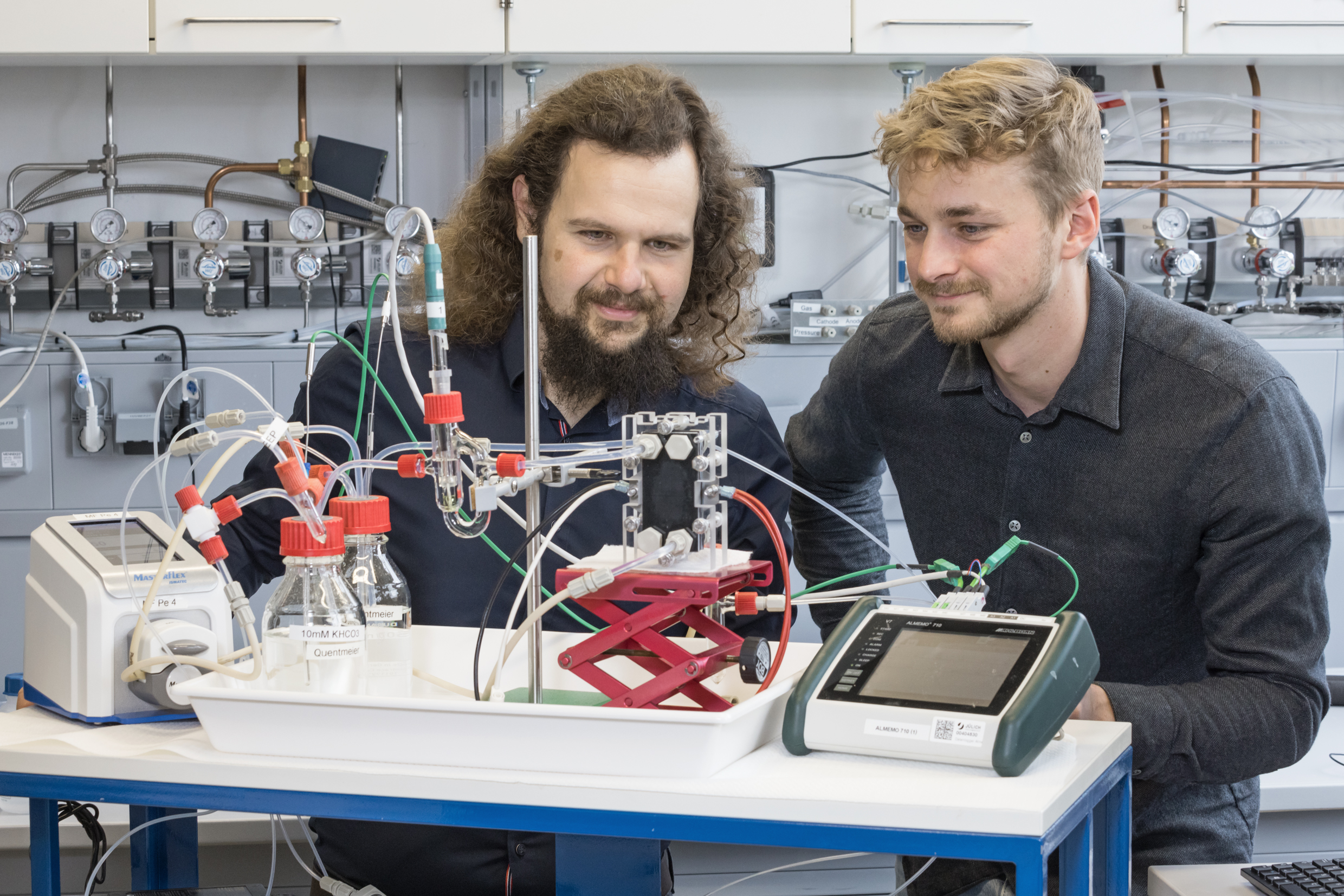 Bernhard Schmid (left) and Maximilian Quentmeier (right) with the stack they developed for CO2 electrolysis.