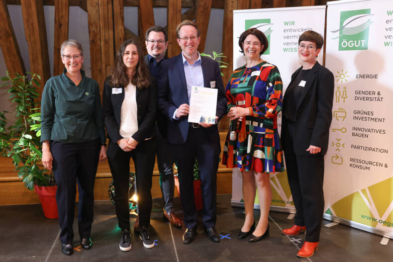 f.l.t.r.: Monika Auer (ÖGUT-Generalsekretärin), Catherine Rosenfeld, Wilfried Sailer-Kronlachner, Erik van Herwijnen, (Kompetenzzentrum Holz GmbH), Andrea Reithmayer (ÖGUT-Präsidentin), Henriette Spyra (BMK)