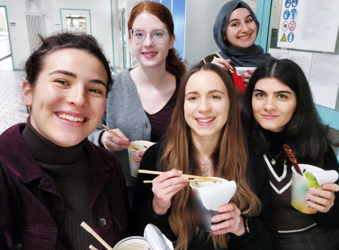 Tasty-hip Asian noodles should be enriched with proteins instead of plastic waste – with this conviction, 5 students from the University of Hohenheim developed edible food packaging made from recycled eggshells that simply dissolves in hot water. From left to right: Cora Schmetzer, Lina Obeidat, Alena Fries, Bahar Abrishamchi, and Paulina Welzenbach | Image Source: EDGGY / Cora Schmetzer