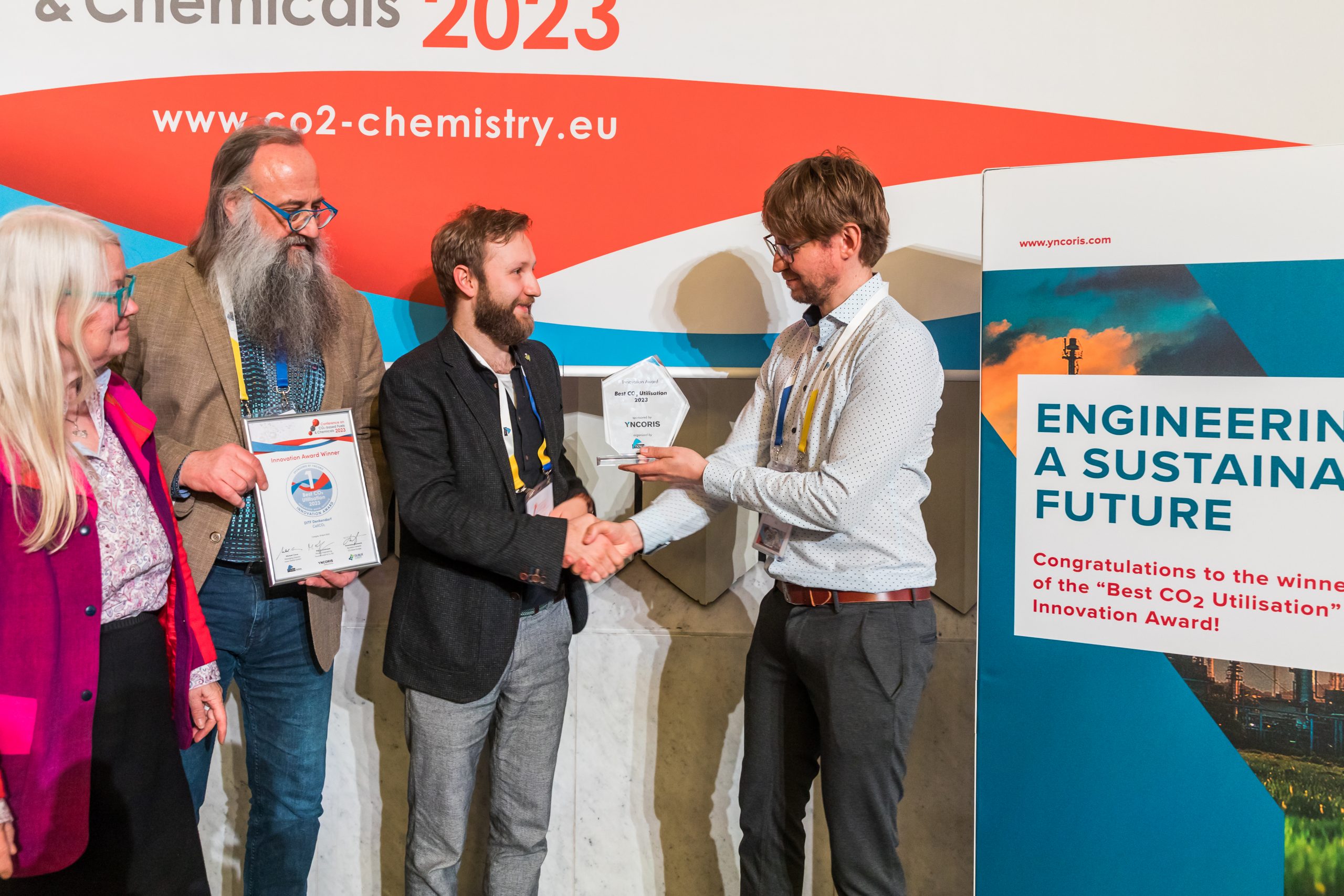 Winner Best CO₂ Utilisation 2023 Award f.l.t.r. Asta Partanen (nova-Institut), Michael Carus (nova-Institut), Marc Philipp Vocht (DITF), Martin Lindmeyer (Yncoris)