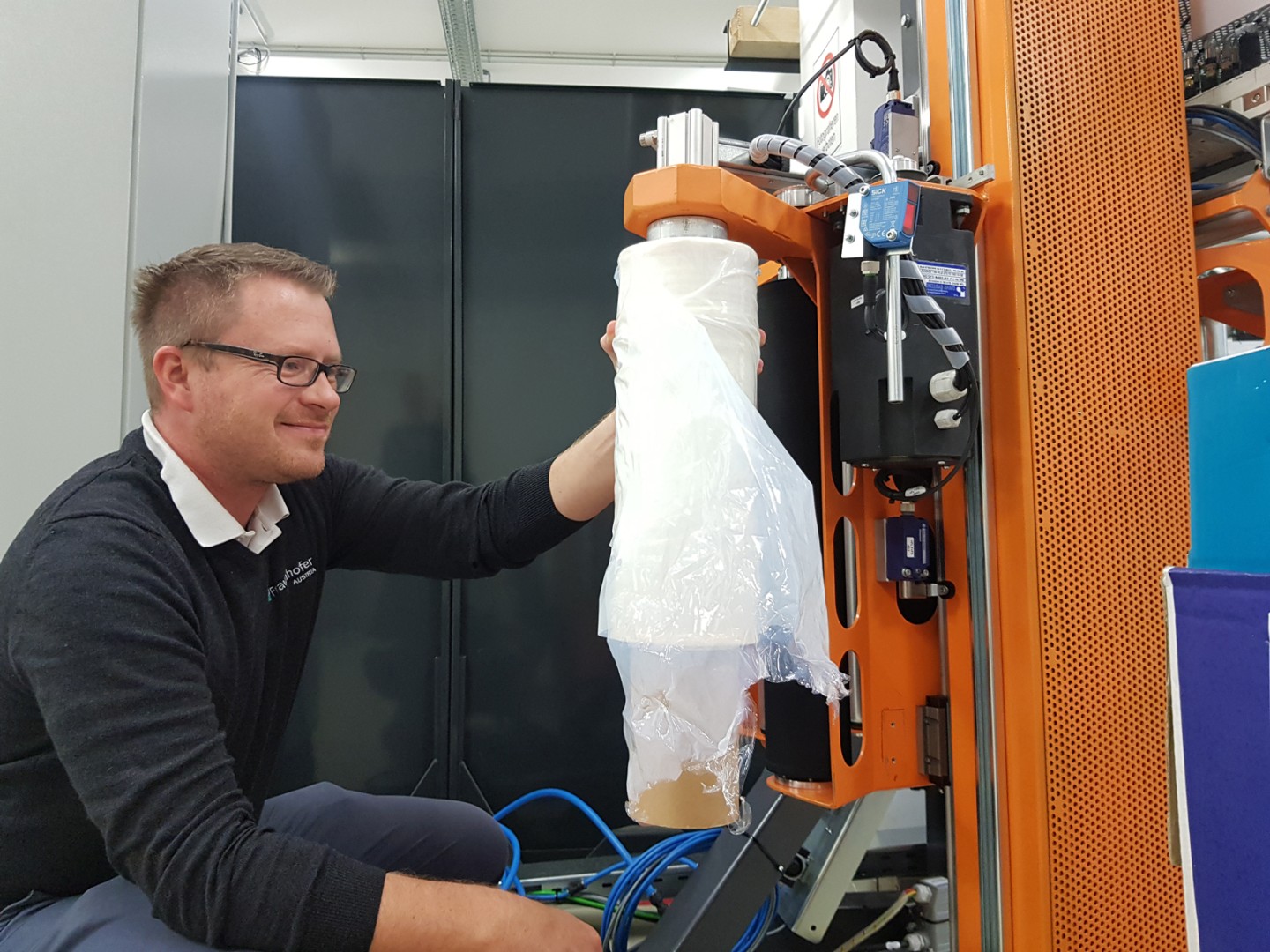 Mit den biologisch abbaubaren Testfolien wurden Versuche an einer neu konzipierten Wickelmaschine der Firma Pamminger Verpackungstechnik in der Pilotfabrik der TU Wien durchgeführt. 