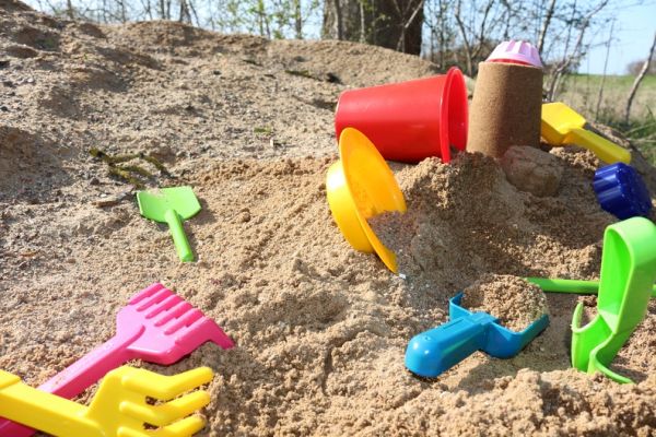 Spielzeug aus biobasiertem Kunststoff - farbenfrohes Material lädt zum Buddeln im Sand ein.
