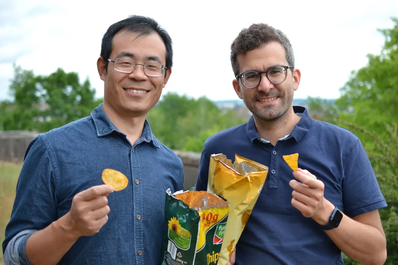 Dr. Qimeng Song und Prof. Dr. Markus Retsch (v.l.) haben jetzt ein Upcycling-Verfahren für Kartoffelchipstüten entwickelt.