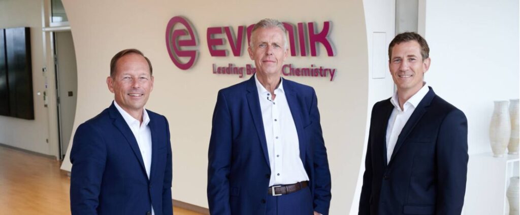 Evonik kooperiert mit REMONDIS zum nachhaltigen Polyurethan-Recycling. Auf dem Bild: (v.li.): Thomas Wessel, Personalvorstand und Arbeitsdirektor von Evonik sowie im Vorstand zuständig für Nachhaltigkeit, Jürgen Ephan, Geschäftsführer der REMONDIS Recycling GmbH & Co. KG, sowie Dr. Patrick Glöckner, Leiter des Global Circular Economy Programms von Evonik.
