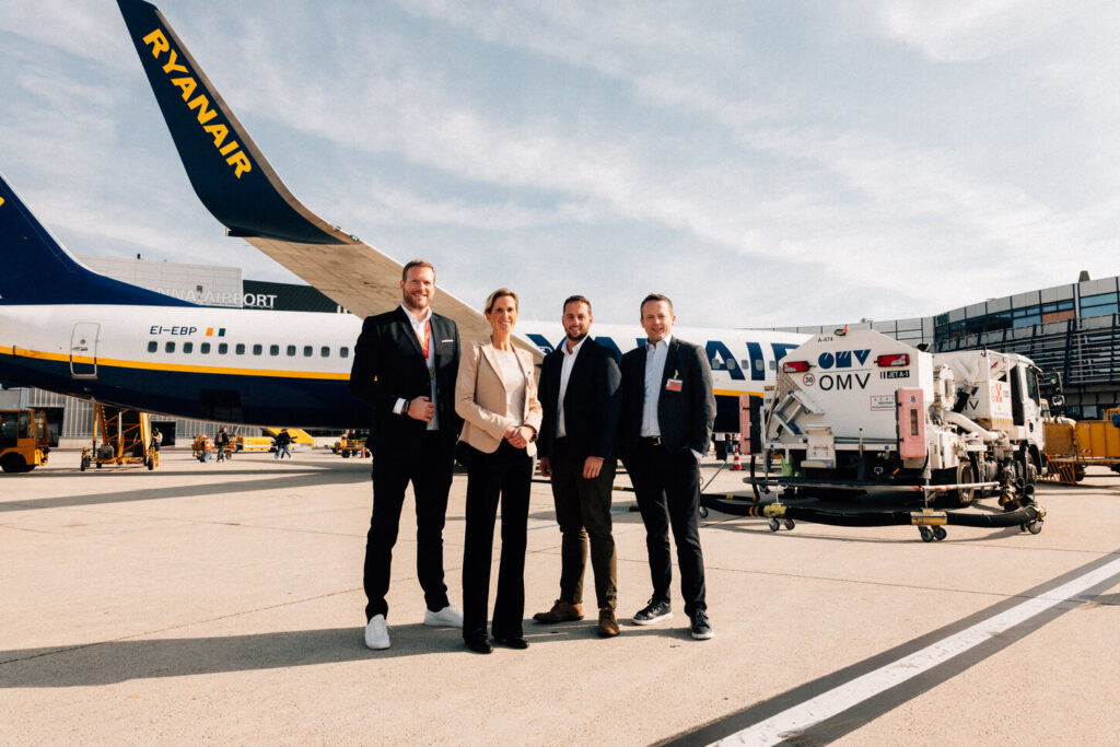 Von links nach rechts: Andreas Gruber (CEO Laudamotion), Nina Marczell (Senior Vize Präsidentin /Industrial Sales und Marketing bei der OMV) Steven Fitzgerald (Vorstand / Finance & Sustainability bei der Ryanair) und Axel Römmer (Vorstand / Aviation bei der OMV).